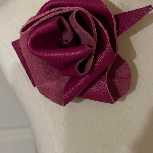 New Handcrafted genuine leather brooch, belt and earrings in Fuchsia - Picture 2 of 4